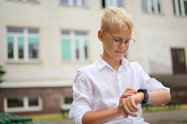Miniatura artykułu: Prezent na komunię dla chłopca 2023: Zegarek - stylowy i praktyczny upominek
